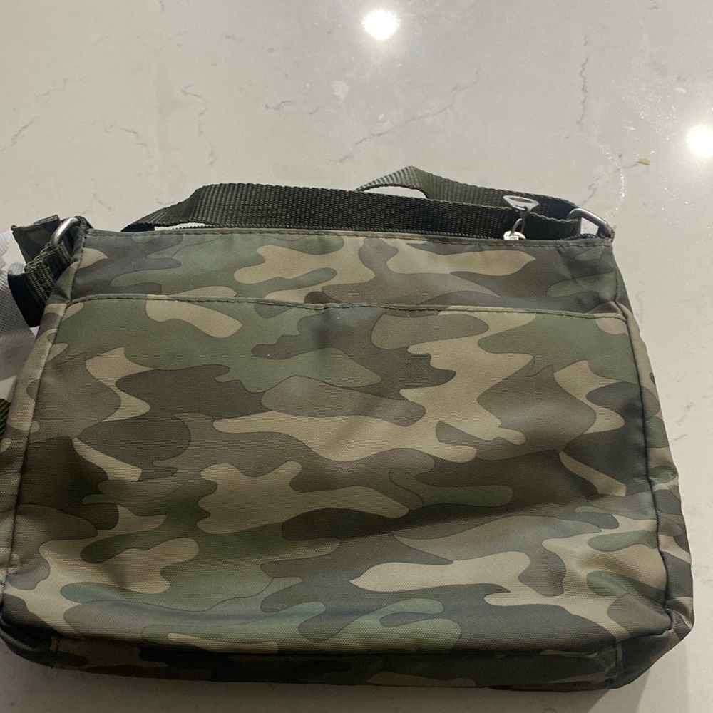 💚🆕Baggallini Joey Large Crossbody, Camo Olive Green - Picture 2 of 8